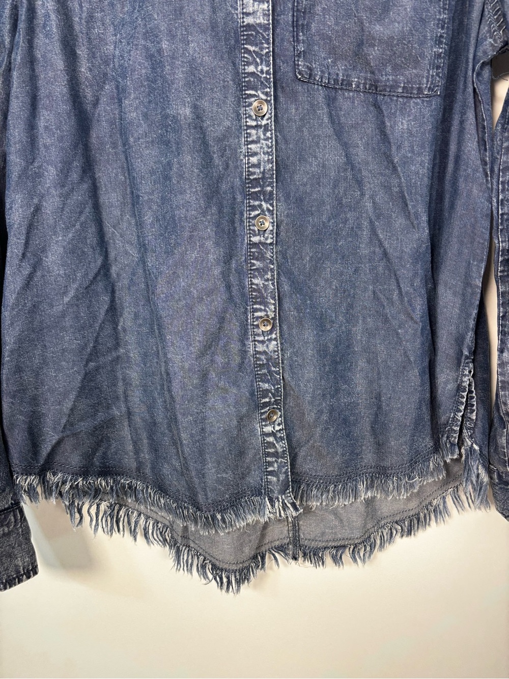 Rock & Republic Lyocell Chambray Shirt M Acid Wash Raw Frayed Hem Button Down - Picture 5 of 13